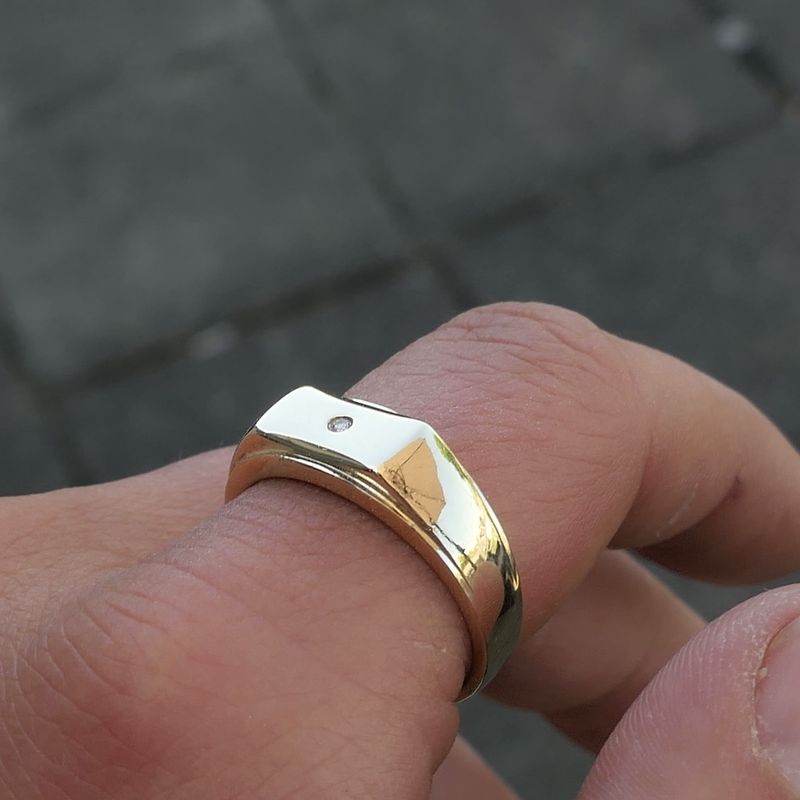 Image 3 of Gold signet ring with diamond; 0.01 ct.