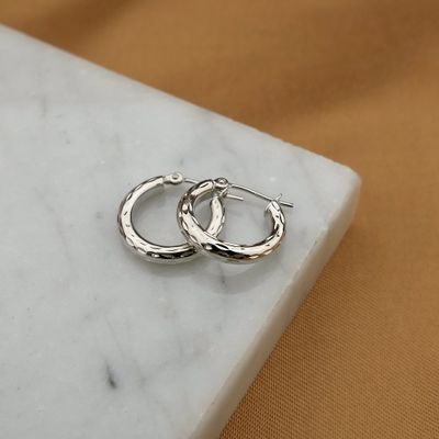 Image 2 of White gold earrings with engravings; Ø 15.8 mm
