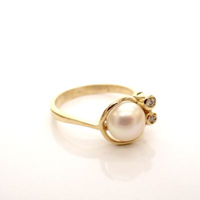 18 carat gold ring with diamond and pearl Image 2 of 18 carat gold ring with diamond and pearl