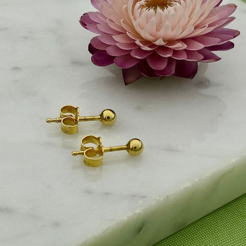 Image 2 of 18 Krt. Vintage Gold Stud Earrings
