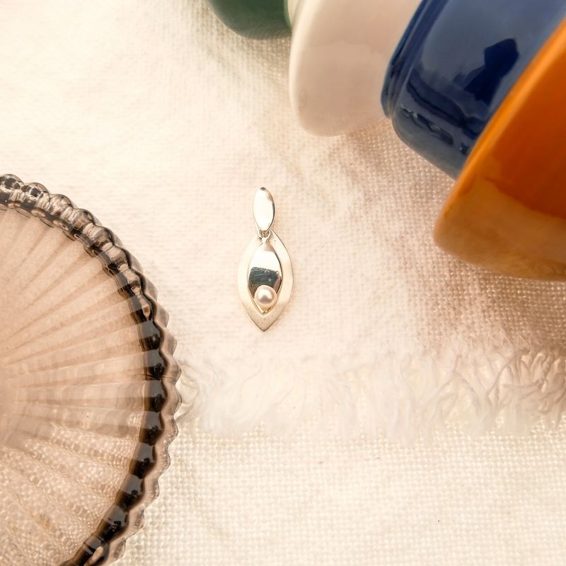 Image 2 of Silver pendant with pearl