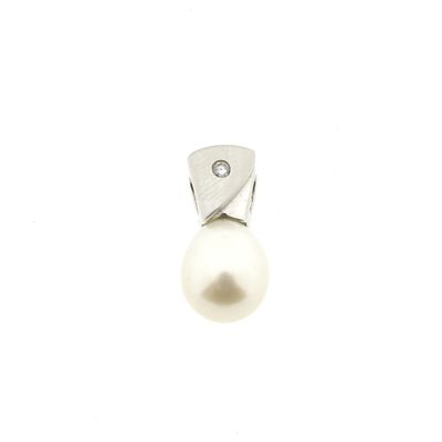 White gold pendant with pearl and diamond; 0.02 ct. Image 1 of White gold pendant with pearl and diamond; 0.02 ct.