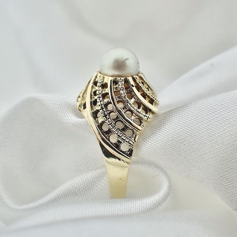 Image 5 of Vintage gold ring with pearl