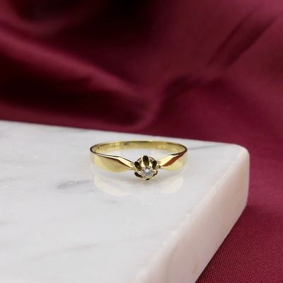 Image 2 of Gold solitaire ring with diamond; 0.04 ct.