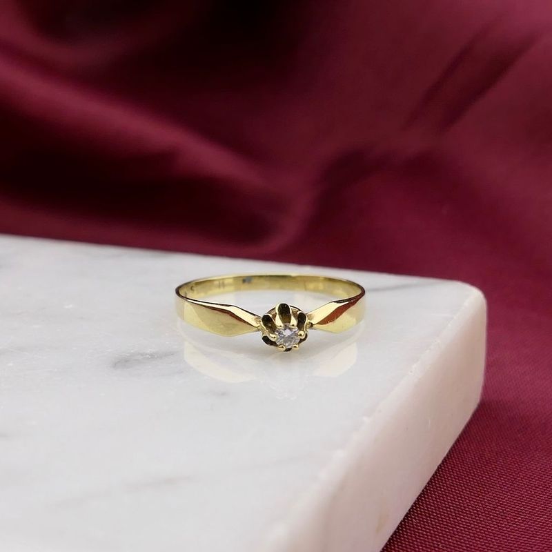 Image 2 of Gold solitaire ring with diamond; 0.04 ct.