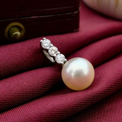 Image 2 of White gold pendant with pearl and diamonds; 0.21 ct.