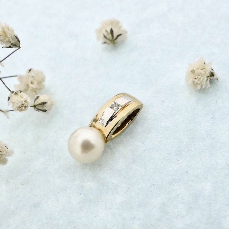 Image 2 of Gold pendant with pearl and diamond | 0.01 ct.