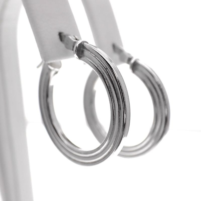 Image 4 of Silver flat earrings with a line pattern | Ø 21 mm