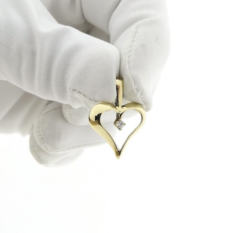 Image 12 of Gold pendant of a heart with zirconia