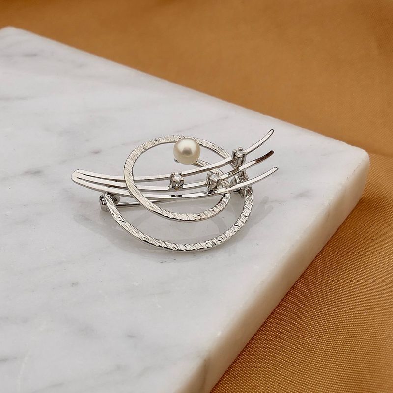 Afbeelding 2 van Witgouden broche gezet met een parel en diamanten; 0,07 ct.