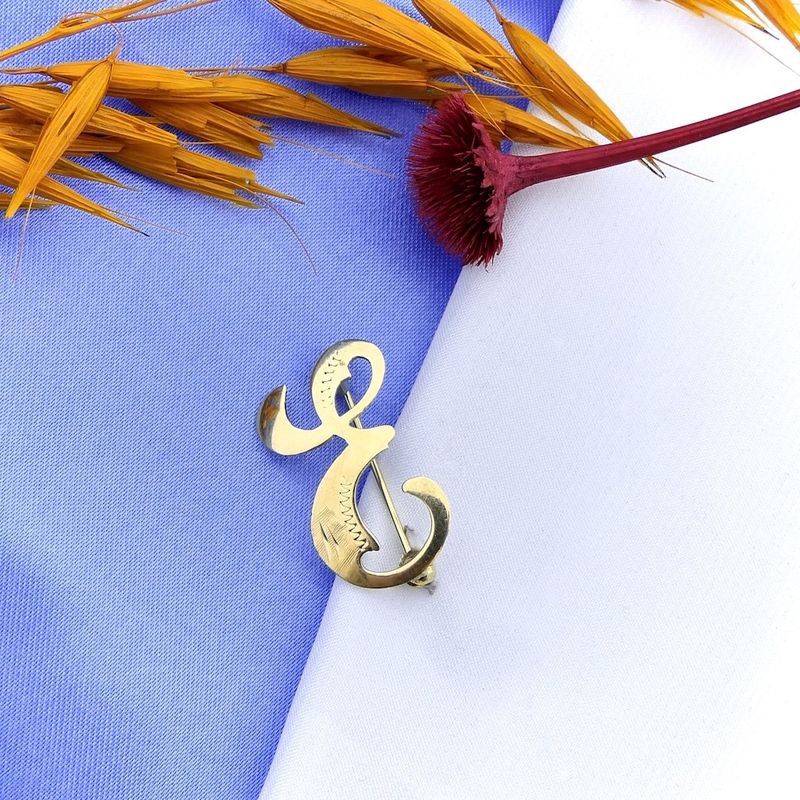 Image 2 of Gold letter brooch; letter E