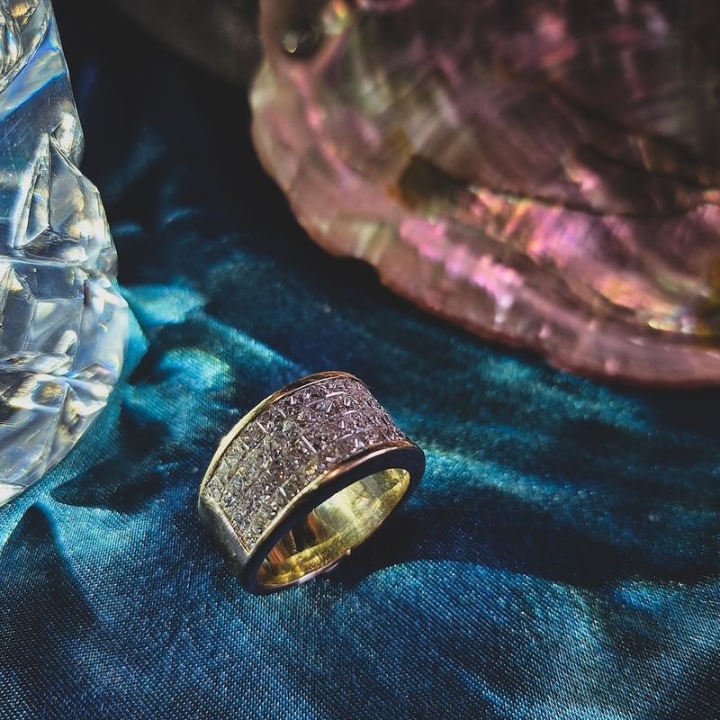 Image 2 of Gold pavé ring with diamonds; 4.16 ct.