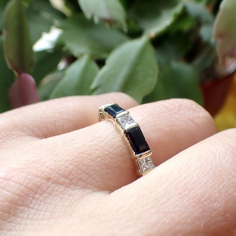 Image 2 of Gold ring with diamond and sapphire | 0.30 ct.