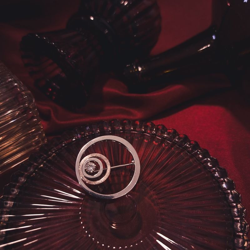 Image 2 of White gold brooch with diamonds | 0.20 ct.