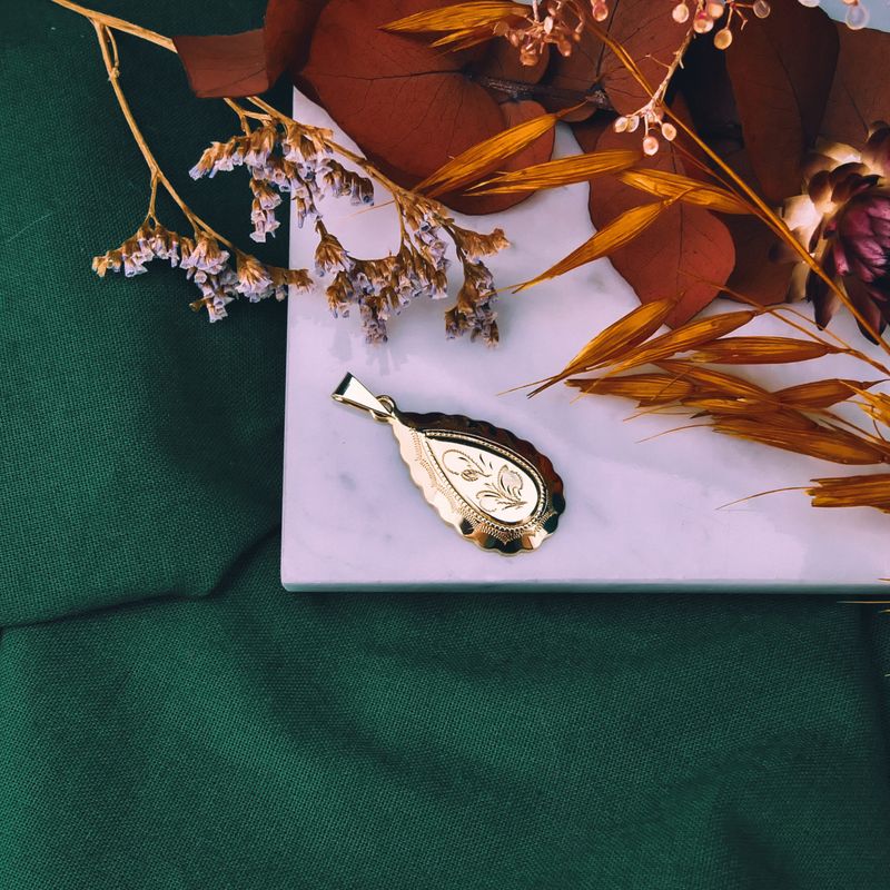 Image 2 of Gold pendant with elegant engraving