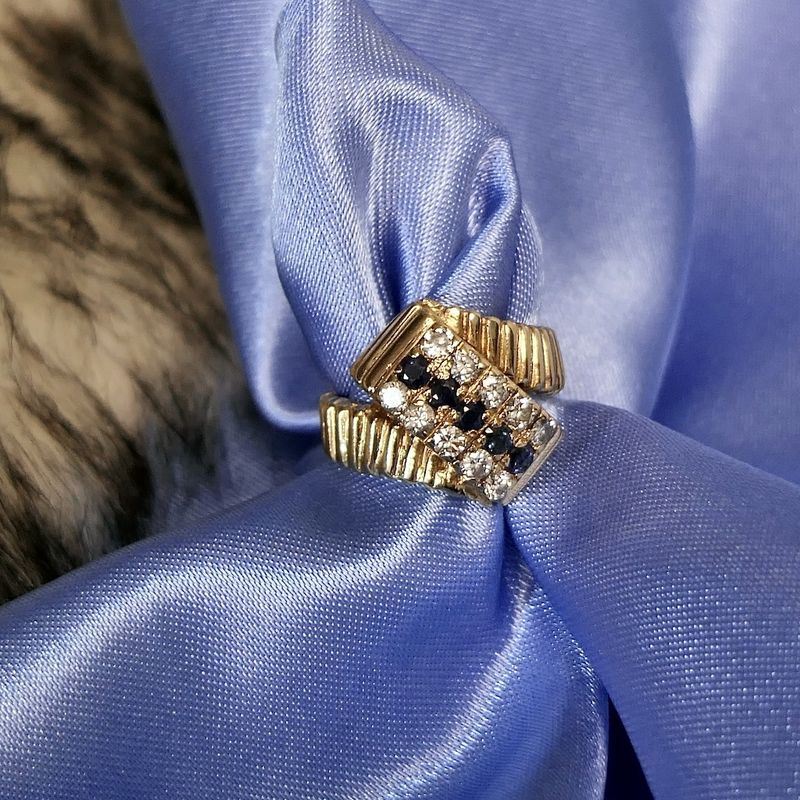 Image 2 of Gold ring with sapphire and diamonds; 0.50 ct.