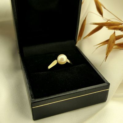Image 2 of Gold ring with cultured pearl