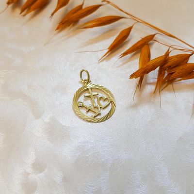 Gold pendant; Faith, hope, and love Image 2 of Gold pendant; Faith, hope, and love