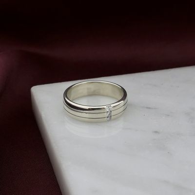 9 carat ring with diamonds; 0.075 ct. Image 2 of 9 carat ring with diamonds; 0.075 ct.