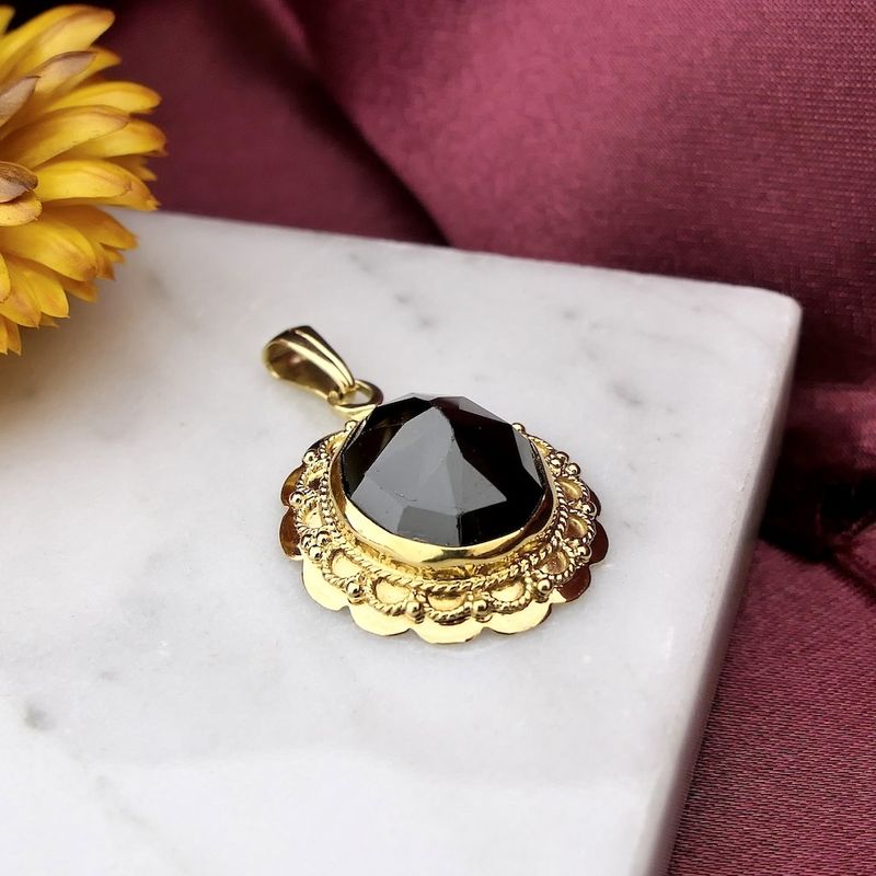Image 2 of Vintage gold pendant with garnet
