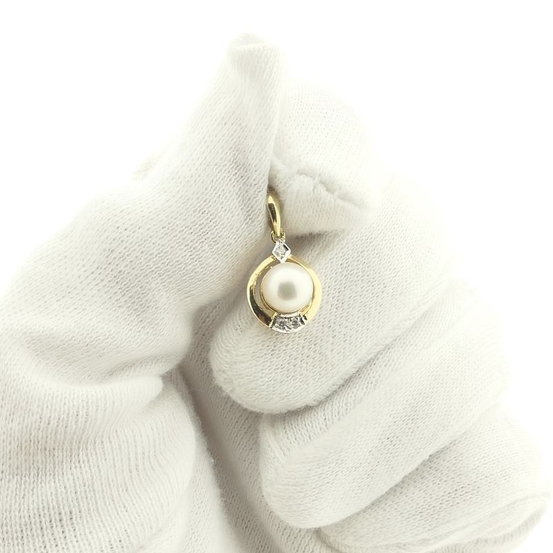 Image 5 of Gold pendant with pearl and diamonds; 0.03 ct.