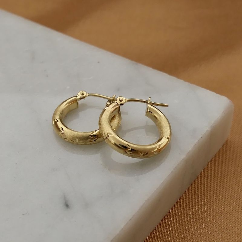 Image 2 of Gold earrings with engravings | Ø 16.2 mm