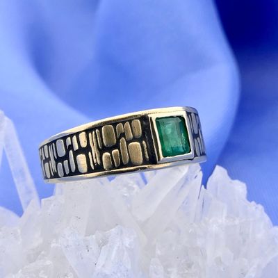 Image 2 of Gold ring with emerald