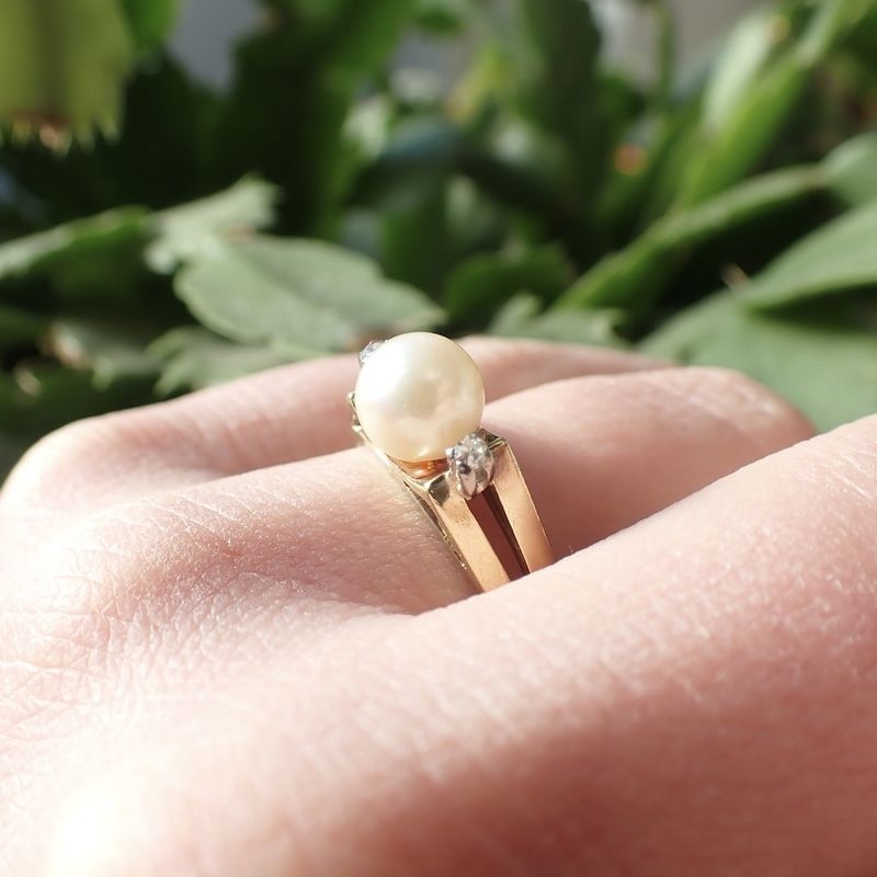 Image 2 of Gold ring with diamond 0.05 ct.