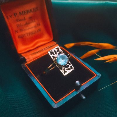 Image 2 of Retro gold ring with aquamarine