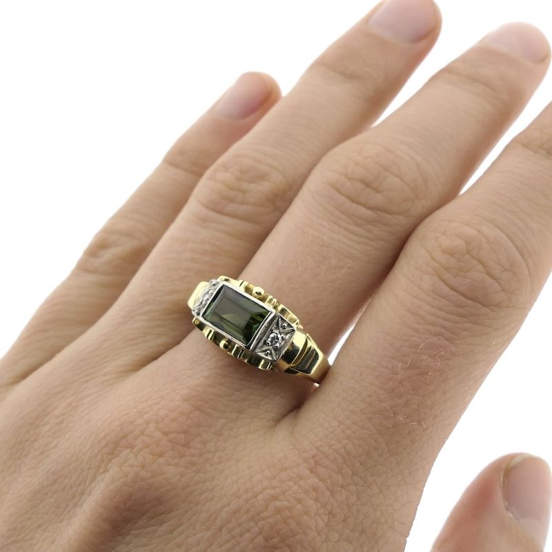 Image 2 of Vintage gold ring with peridot and diamonds; 0.04 ct.