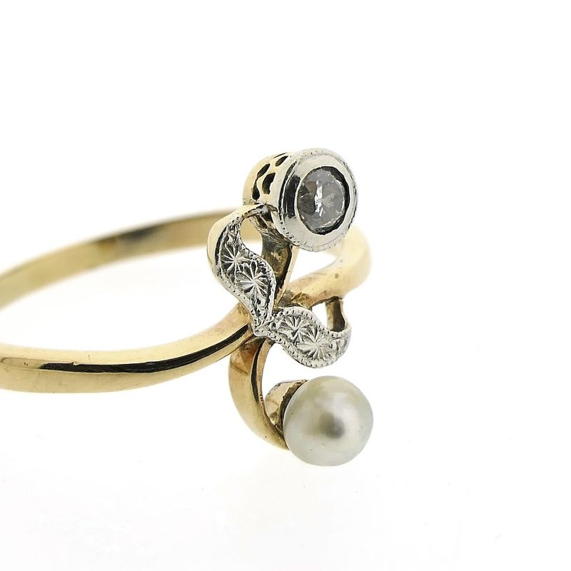 Image 6 of Gold ring with pearl and diamond | 0.10 ct.