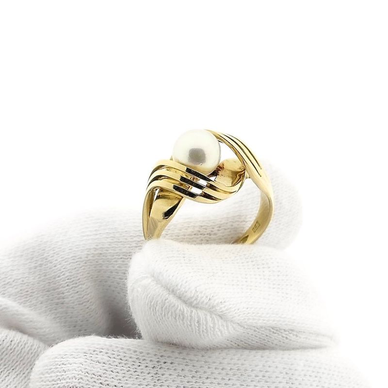Image 7 of Vintage gold ring with pearl