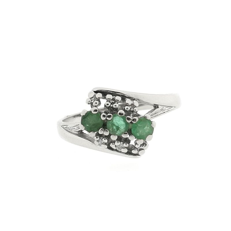 Image 4 of White gold ring with emerald and diamond | 0.09 ct.