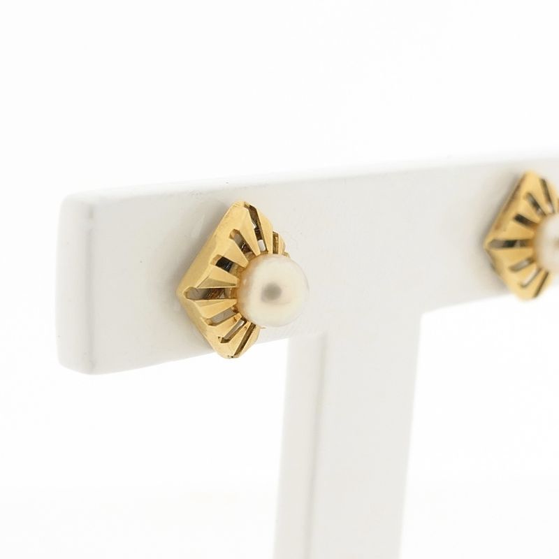 Image 5 of Gold stud earrings with pearl