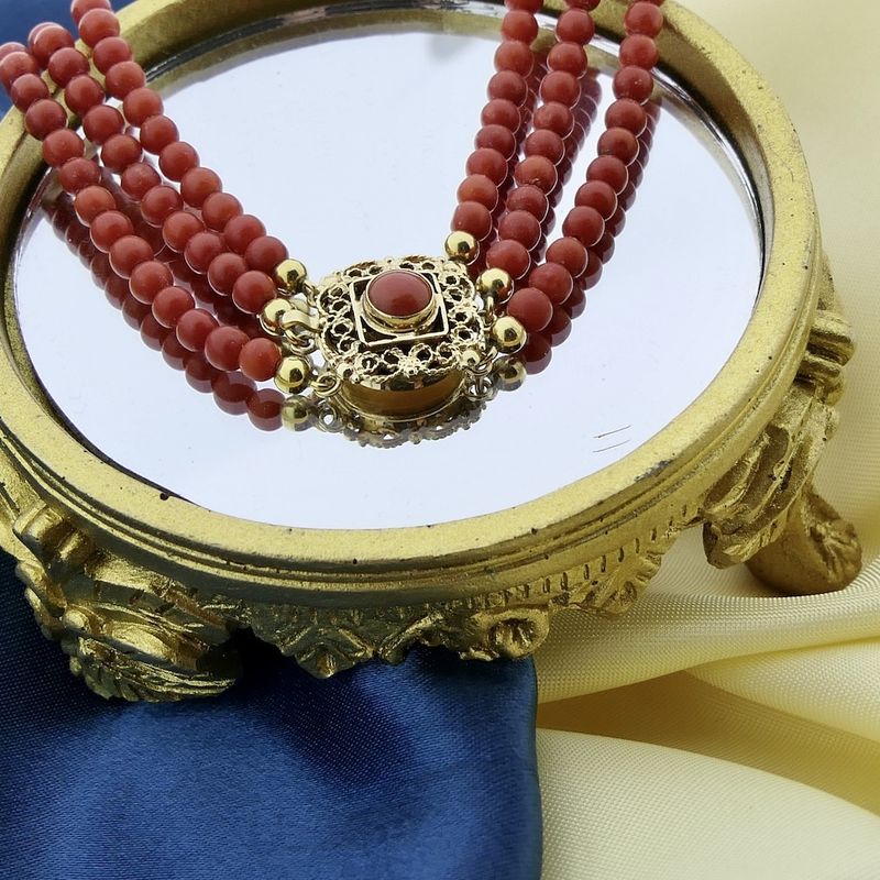 Image 11 of Blood coral bead necklace with gold clasp; Antique | 39 cm