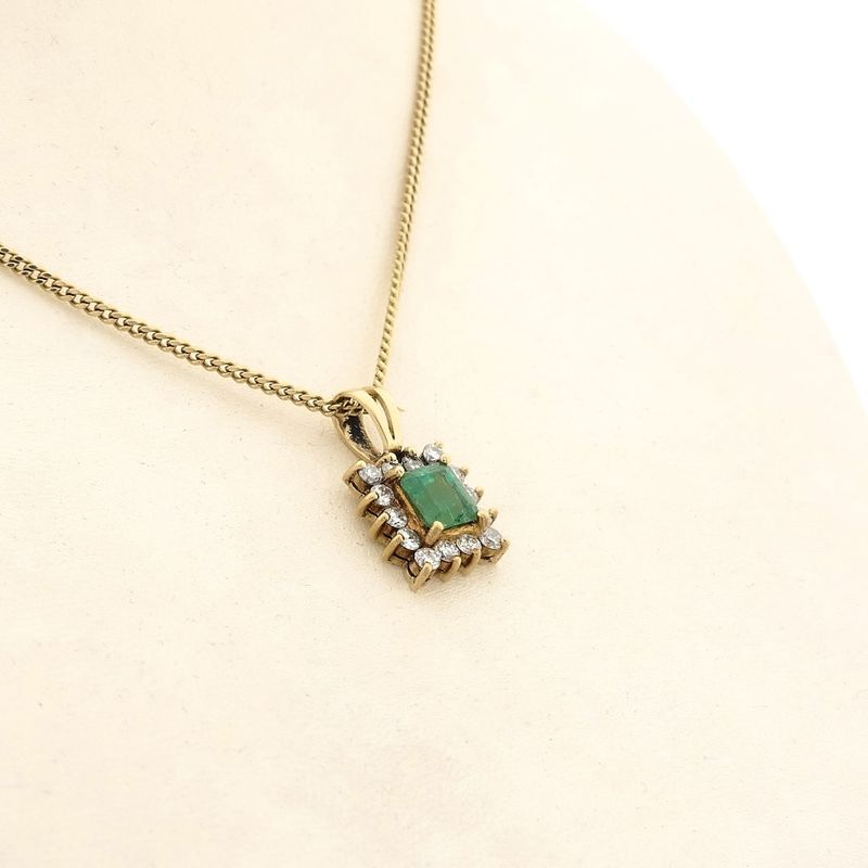 Image 8 of 18K Gold Pendant with Emerald and Diamond | 0.49 ct.