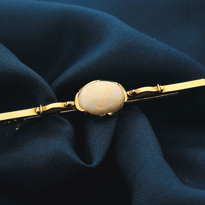 Image 4 of Gold brooch with precious opal