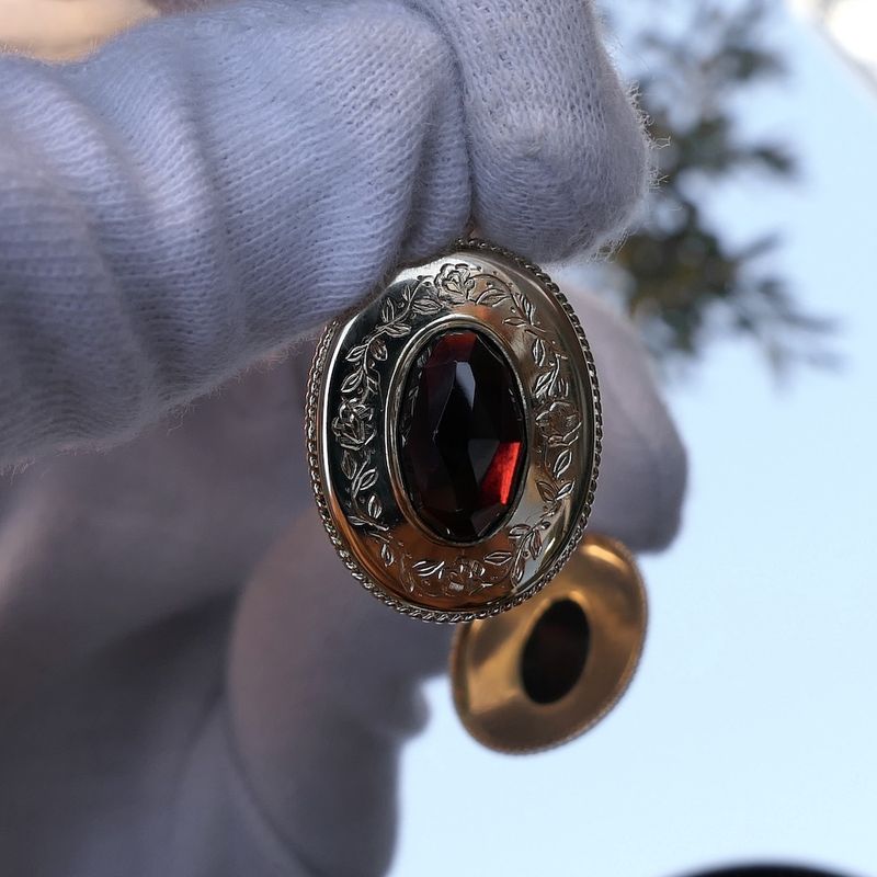 Image 2 of Vintage gold pendant with garnet