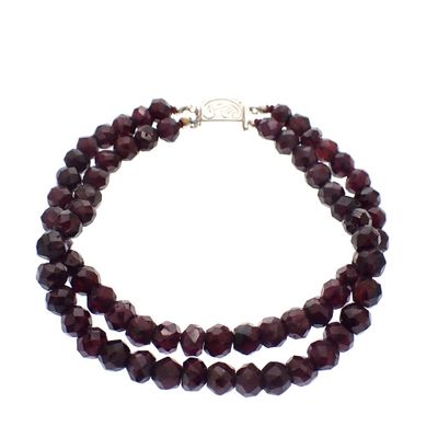Garnet bead bracelet with silver clasp; Antique | 21 cm Image 1 of Garnet bead bracelet with silver clasp; Antique | 21 cm