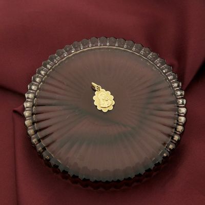 Image 2 of 9 carat pendant with a portrait of Mary and Jesus