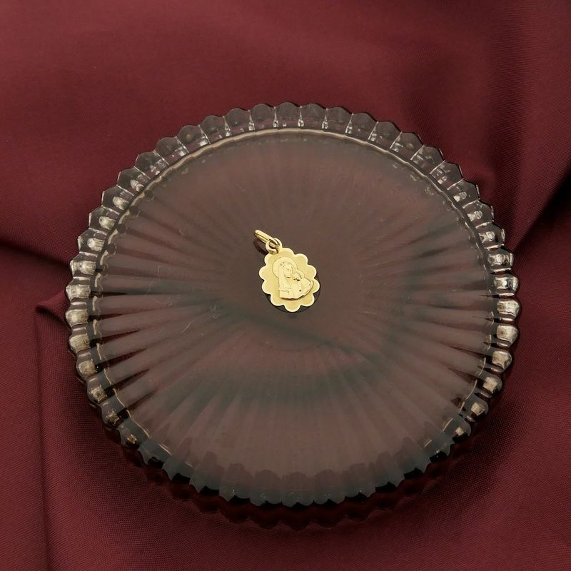 Image 2 of 9 carat pendant with a portrait of Mary and Jesus