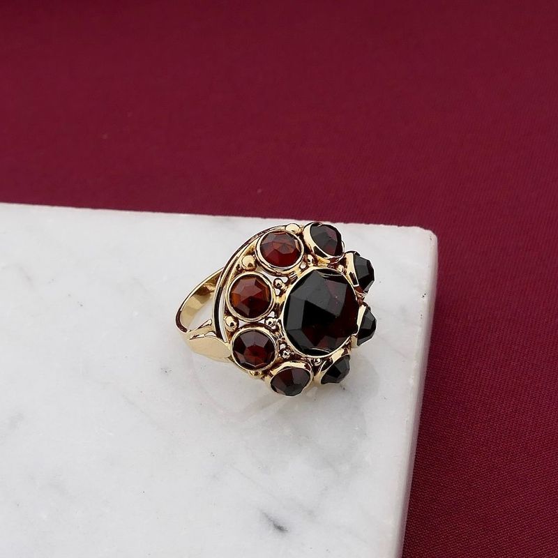 Image 2 of Vintage gold entouragering set with garnets