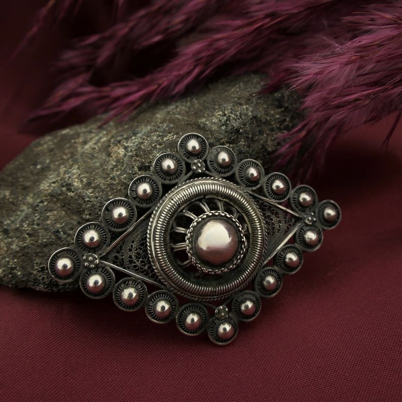 Image 2 of Vintage silver Zeeland button brooch