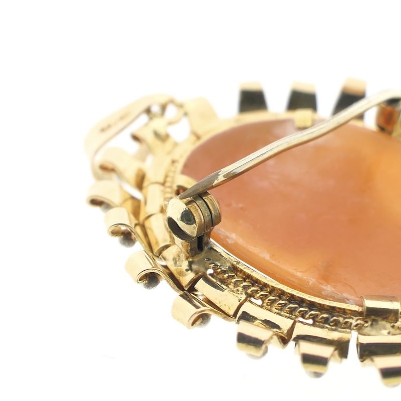 Image 5 of Vintage gold pendant/brooch with cameo