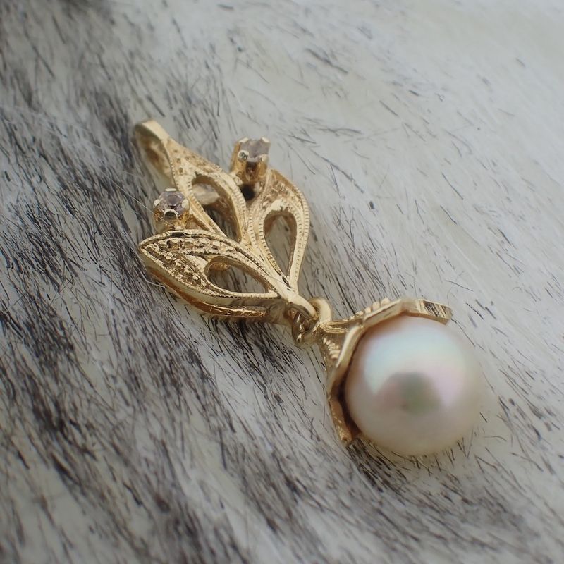 Image 6 of Gold pendant set with pearl and zirconia