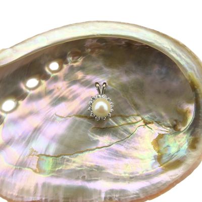 Image 2 of White gold pendant with pearl and diamonds