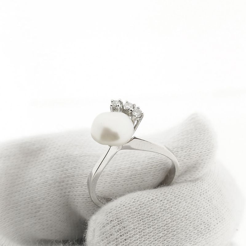 Image 7 of White gold ring with baroque pearl and diamond | 0.06 ct.