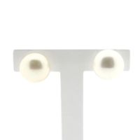 Gold stud earrings with pearl