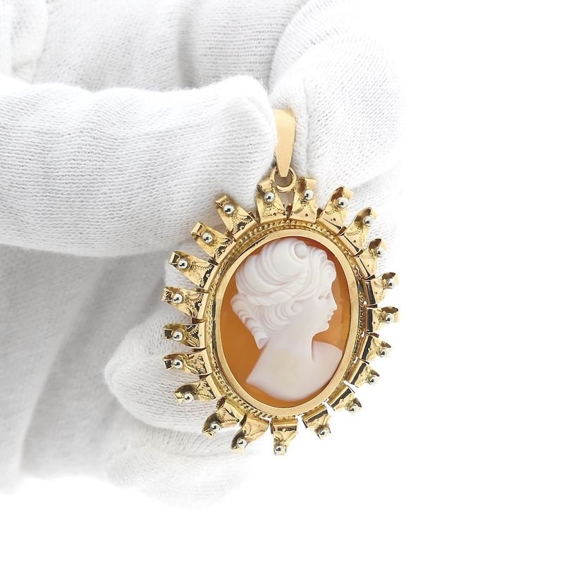 Image 14 of Vintage gold pendant/brooch with cameo