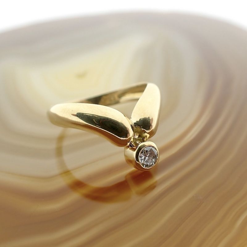 Image 8 of 18K Gold V-shaped ring with diamond | 0.15 ct.